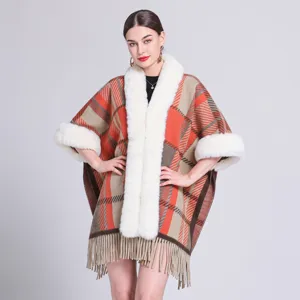 Detailansicht des Damen-Plaid-Ponchos mit weißem Kunstfellkragen und Fransen
