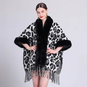 Stilvoller Poncho mit Leopardenmuster, Kunstfellkragen und eleganten Fransen am Saum