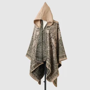 Vista completa del poncho étnico vintage con capucha y patrones de cachemira en maniquí