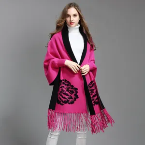 Eleganter Jacquard-Schal in Fuchsia und Schwarz mit Pfingstrosenmuster und Fransen.