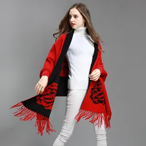 Eleganter Jacquard-Schal mit rotem Pfingstrosenmuster und Fransen für den Winter