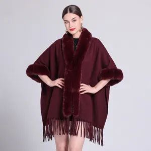 Eleganter burgunderroter Winterponcho mit Kunstpelzkragen und dekorativen Fransenquasten