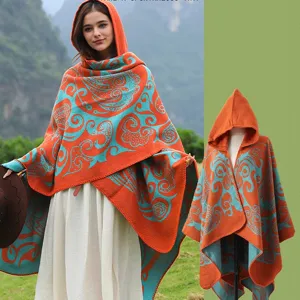 Bohemian Poncho-Schal mit Kapuze, Orange und Türkis mit Paisleymuster am Modell