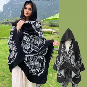 Detailansicht eines winterlichen Strick-Ponchos mit Kapuze und schickem Blumenmuster-Design