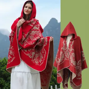 Roter Kapuzen-Strickponcho mit beigem Blumenmuster auf Model und Schaufensterpuppe