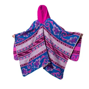 Warmer Winter-Poncho mit Kapuze und lebhaften Stammesmustern sowie Fransendetails am Rand