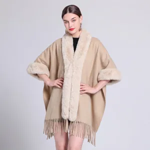 Eleganter beiger Winterponcho mit weichem Kunstfellkragen und modischen Fransendetails