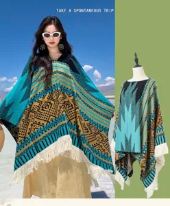 Detailansicht eines Ethno-Fransenponchos mit blaugrünen und goldenen geometrischen Mustern