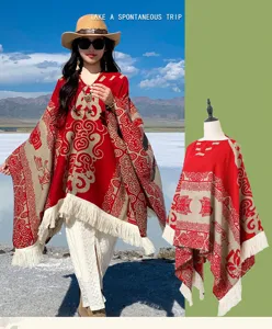 Detailansicht eines roten ethnischen Jacquard-Ponchos mit Fransen am Model