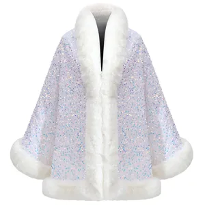 Detailansicht eines eleganten weißen Pailletten-Capes mit weichem Kunstpelzbesatz