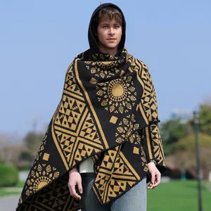 Herren-Strickponcho mit Kapuze und schwarz-goldener geometrischer Musterung im Freien