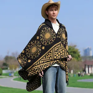 Outdoor-Lifestyle-Aufnahme eines Herren-Kapuzenponchos mit goldenen Sonnenmustern.