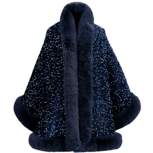 Detailaufnahme eines dunkelblauen Pailletten-Capes mit flauschigem Kunstpelzkragen