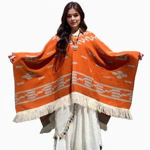 Vollansicht eines orangefarbenen Boho-Strickponchos mit Mustern und Fransen am Modell.