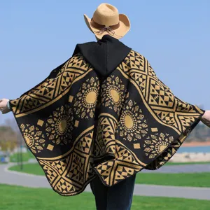 Detaillierte Rückansicht eines Herren-Strickponchos mit Kapuze und Geometriemustern.