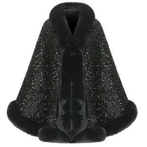 Detailansicht eines eleganten schwarzen Pailletten-Capes mit plüschigem Kunstfellbesatz
