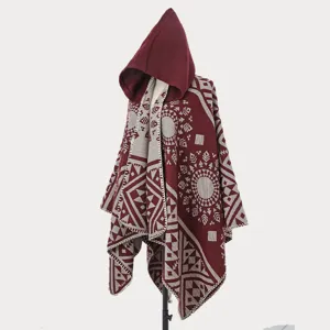 Detailansicht eines weinroten und grauen Strickponchos mit Ethno-Muster und Kapuze