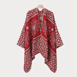 Detailansicht eines roten Retro-Jacquard-Strick-Ponchos mit geometrischen Mustern