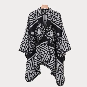 Detailansicht eines Retro-Ethno-Jacquard-Strickponchos für Herren in Schwarz-Weiß