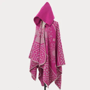 Lebendiger fuchsiafarbener Strick-Poncho mit Kapuze, ethnischen Mustern und offenem Design