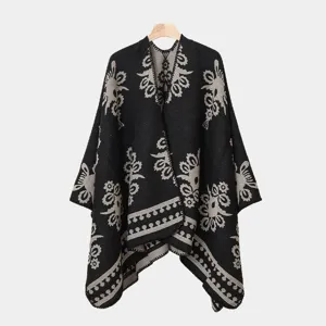Detailansicht eines Herren-Ponchos mit Vintage-Strickmuster und warmer Textur
