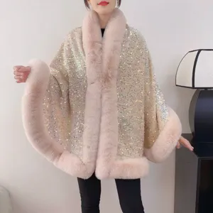 Detailaufnahme des glitzernden Pailletten-Capes mit elegantem Kunstpelzbesatz