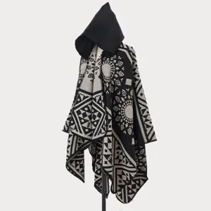 Herren-Strickponcho mit Kapuze und geometrischen Stammesmustern auf weißem Hintergrund
