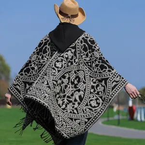Rückansicht eines Herren-Strickponchos mit Kapuze, Ethno-Mustern und dekorativen Quasten