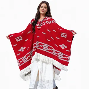 Roter Strickponcho im Ethno-Stil mit weißen Fransen und geometrischen Mustern für Damen