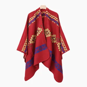 Poncho de punto bohemio rojo con patrones geométricos y estilo étnico cálido.