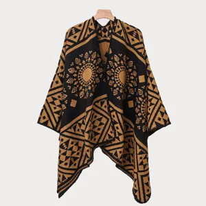 Vollansicht eines Vintage-Jacquard-Ponchos mit geometrischen Mustern am Kleiderbügel.