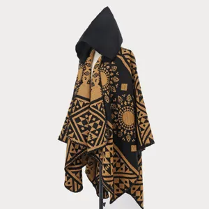 Detailansicht eines Herren-Kapuzen-Strickponchos mit schwarz-beigen geometrischen Mustern