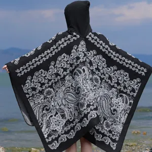 Rückenansicht eines schwarzen Strick-Ponchos mit Kapuze und grauem Paisley-Blumenmuster