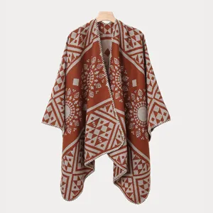 Detailansicht eines klassischen Ponchos mit geometrischem Jacquard-Muster und Schlitz