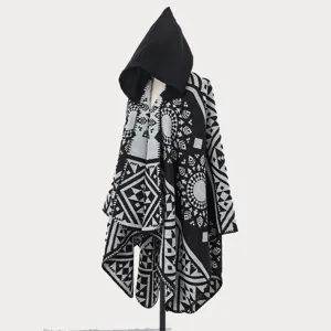 Herren-Strickponcho mit Kapuze im Ethno-Stil und geometrischen Mustern in Schwarz-Grau