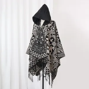 Detailansicht eines herren ethnischen strickponchos mit kapuze, fransen und geometrie
