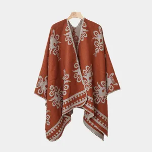 Detailansicht des herbst winter herren strickschals mit vintage ethnischem blumenmuster