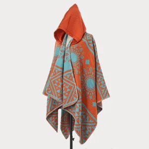 Eleganter Herren Kapuzen-Strickponcho mit orange-türkisen geometrischen Mustern
