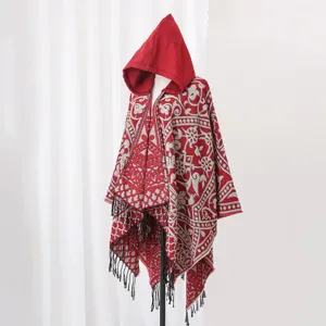 Roter Herren-Strickponcho mit Kapuze, aufwendigen Jacquard-Mustern und schwarzen Fransen