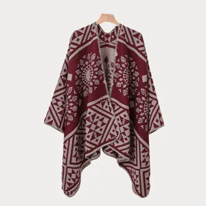 Detailansicht eines weinroten Herren-Ponchos mit geometrischen Jacquard-Mustern.