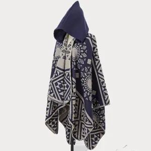 Detailansicht eines dunkelblauen Herren-Strickponchos mit Kapuze und Ethno-Mustern