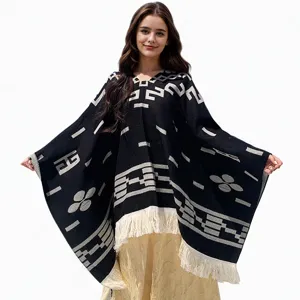 Oversize Strick-Poncho für Damen mit weißen geometrischen Mustern und Fransen-Detail