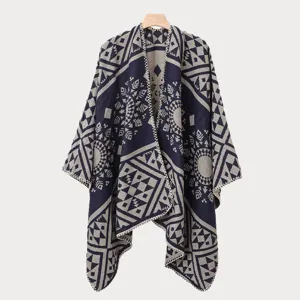 Detaillierte Ansicht des klassischen Herren Winter Jacquard Strickponchos mit Muster