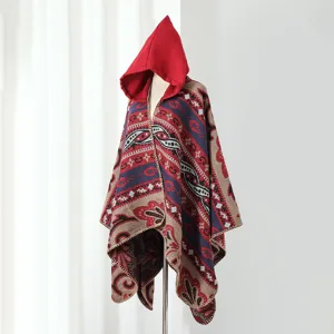 Detailansicht eines Kapuzen-Strickponchos mit böhmischem Ethno-Print und roter Kapuze