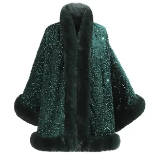 Detailansicht eines dunkelgrünen Pailletten-Capes mit flauschigem Kunstpelz-Besatz