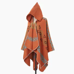 Vista detallada del poncho de punto para hombre con capucha y motivos geométricos