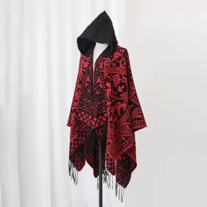 Detailansicht eines Herren-Strickponchos mit Kapuze und rot-schwarzem Ethno-Muster.