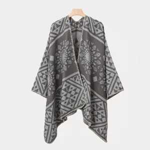 Vollansicht der Strick-Poncho für Herren mit grauem geometrischem Jacquard-Muster