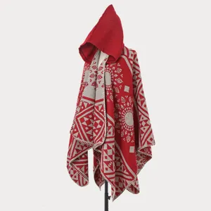 Roter Herren-Strickponcho mit Kapuze und tribal-geometrischem Muster Detailansicht