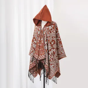 Detailansicht des ethnischen Musters und der Quasten an einem Herren-Strickponcho mit Kapuze